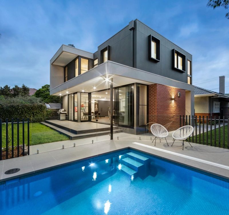 exterior de casa moderna con piscina